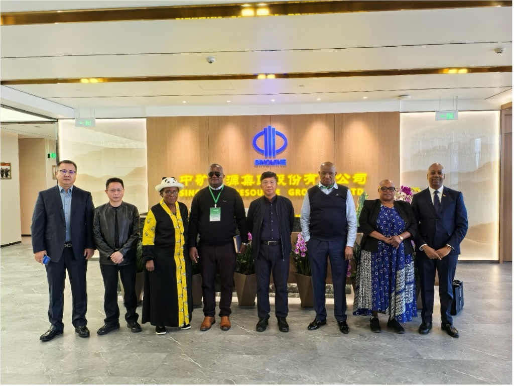 津巴布韦马斯温戈省省长一行到访永乐高ylg资源集团总部
